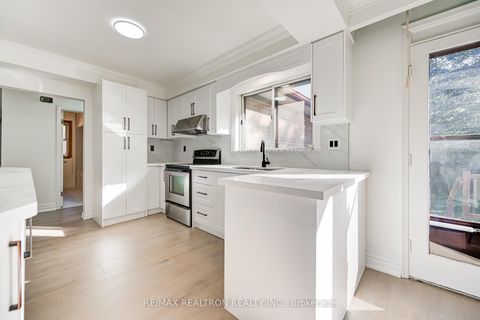 Photo 10 at 31 Sussex Avenue, Crosby, Richmond Hill