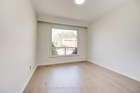 Photo 17 at 31 Sussex Avenue, Crosby, Richmond Hill