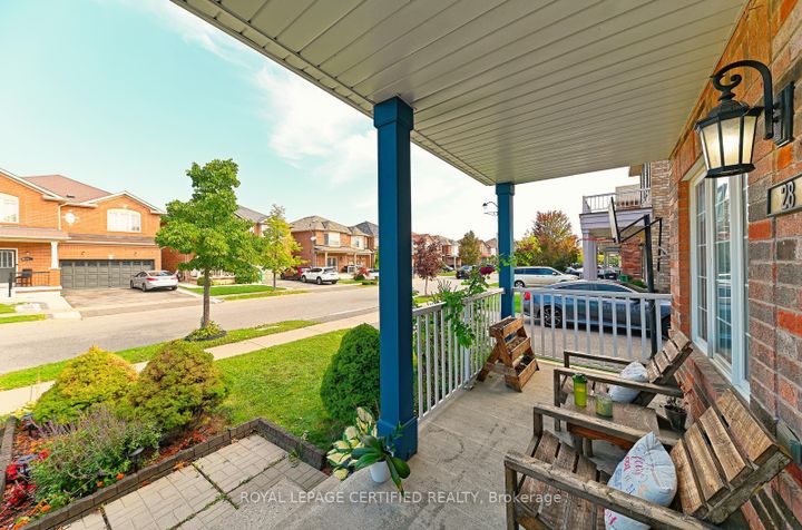 Photo 3 at 28 Abbotsbury Drive, Credit Valley, Brampton