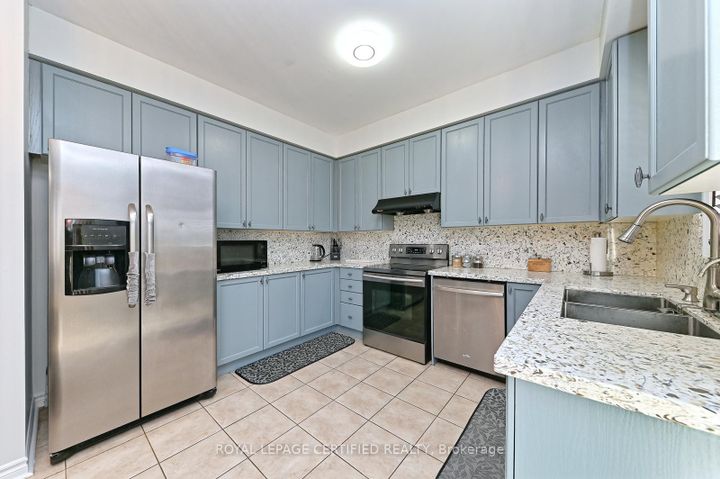 Photo 7 at 28 Abbotsbury Drive, Credit Valley, Brampton