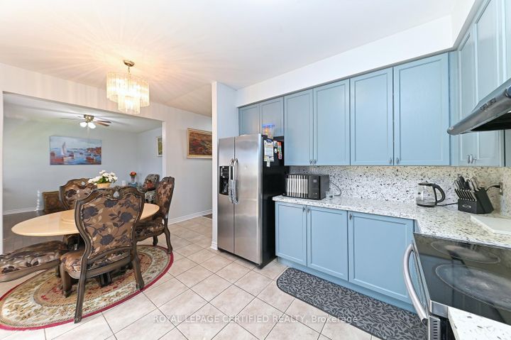 Photo 8 at 28 Abbotsbury Drive, Credit Valley, Brampton