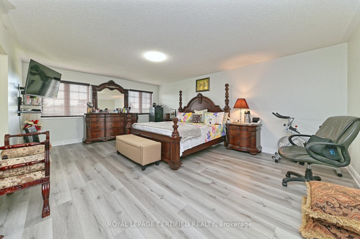 Photo 13 at 28 Abbotsbury Drive, Credit Valley, Brampton