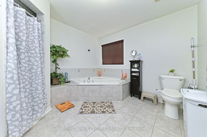 Photo 14 at 28 Abbotsbury Drive, Credit Valley, Brampton