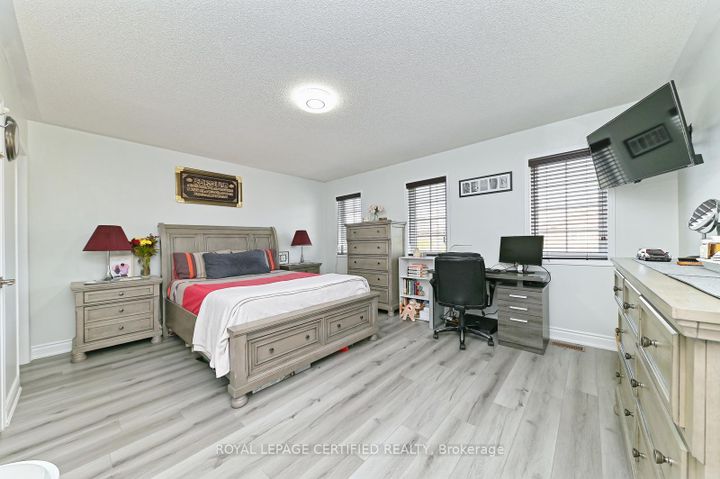 Photo 15 at 28 Abbotsbury Drive, Credit Valley, Brampton