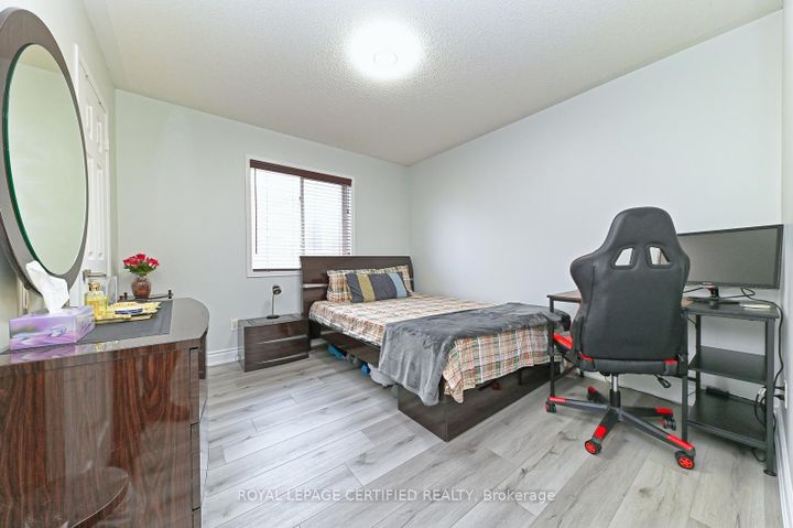 Photo 19 at 28 Abbotsbury Drive, Credit Valley, Brampton