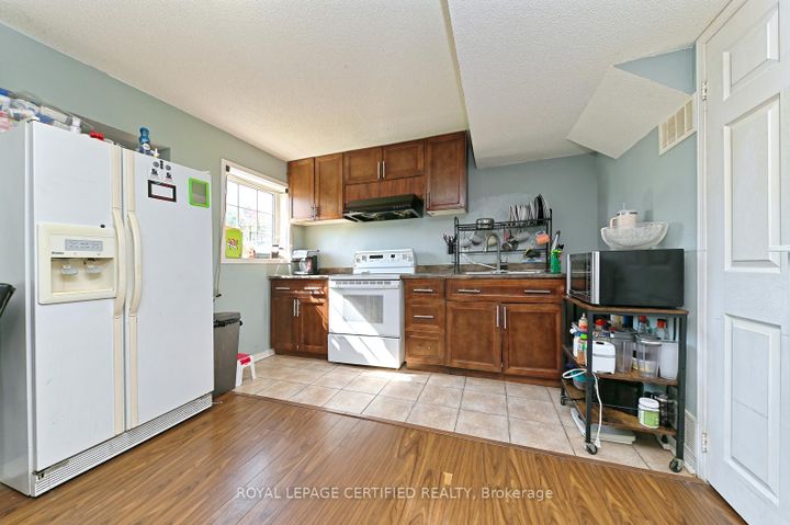 Photo 23 at 28 Abbotsbury Drive, Credit Valley, Brampton