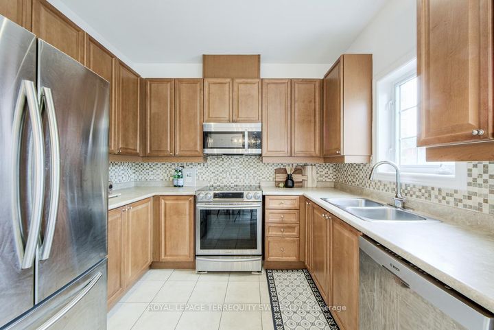 Photo 7 at 3895 Eglinton Avenue W, Churchill Meadows, Mississauga