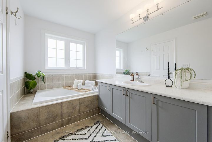 Photo 10 at 3895 Eglinton Avenue W, Churchill Meadows, Mississauga