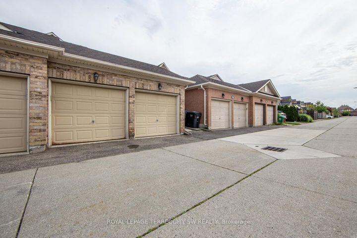 Photo 18 at 3895 Eglinton Avenue W, Churchill Meadows, Mississauga