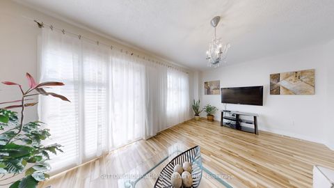 Photo 10 at 7 Rockview Gardens, Concord, Vaughan
