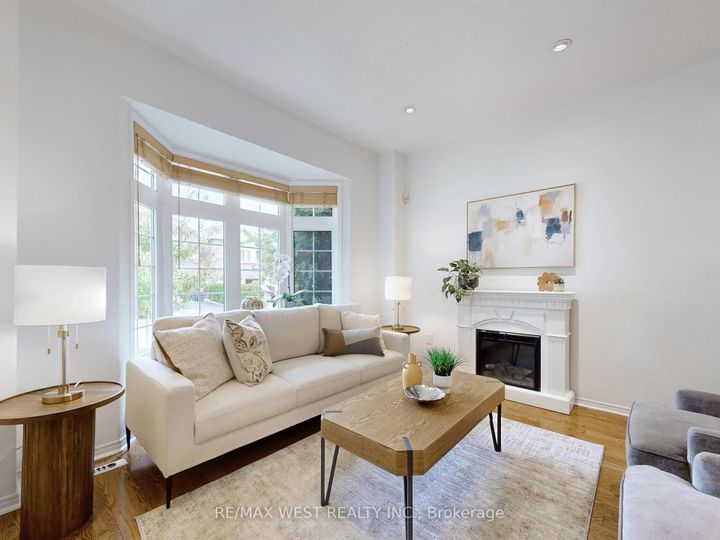 Photo 2 at 22 Sierra Drive, Dorset Park, Toronto