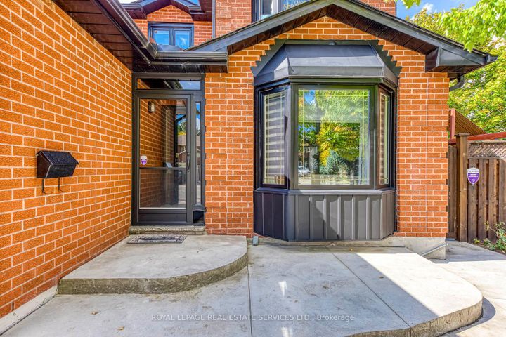 Photo 1 at 7180 Danton Promenade, Meadowvale, Mississauga