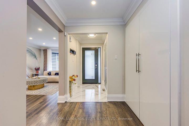 Photo 2 at 7180 Danton Promenade, Meadowvale, Mississauga