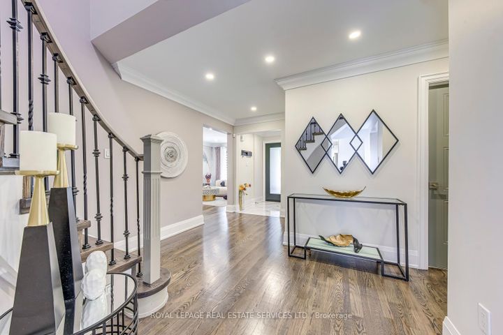 Photo 3 at 7180 Danton Promenade, Meadowvale, Mississauga
