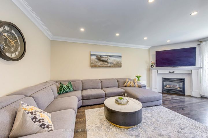 Photo 4 at 7180 Danton Promenade, Meadowvale, Mississauga