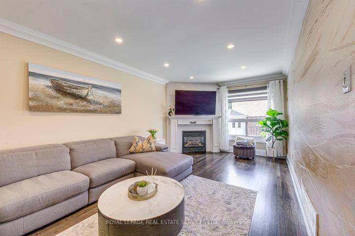 Photo 5 at 7180 Danton Promenade, Meadowvale, Mississauga