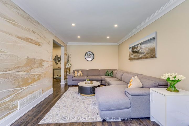 Photo 6 at 7180 Danton Promenade, Meadowvale, Mississauga