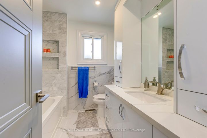 Photo 27 at 7180 Danton Promenade, Meadowvale, Mississauga