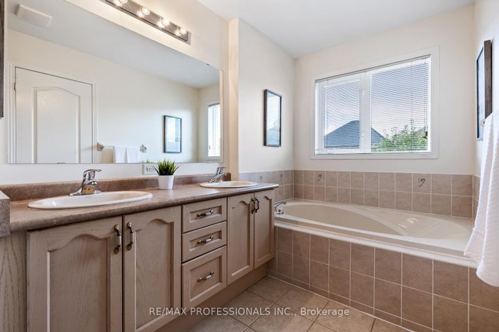 Photo 22 at 4808 Half Moon Grove, Churchill Meadows, Mississauga
