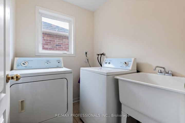 Photo 28 at 4808 Half Moon Grove, Churchill Meadows, Mississauga