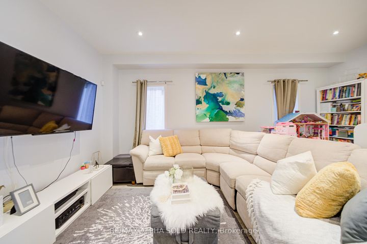 Photo 9 at 6 Sapphire Drive, Rouge Woods, Richmond Hill