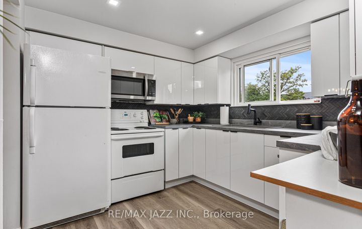 Photo 4 at 95 - 1330 Trowbridge Drive, Centennial, Oshawa
