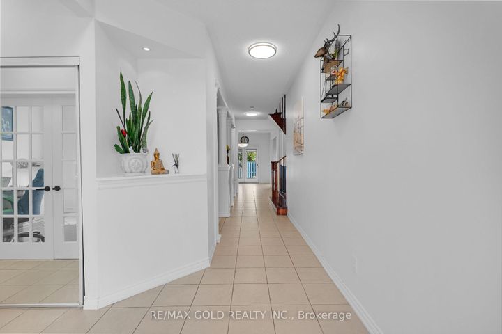 Photo 9 at 39 Darren Road, Vales of Castlemore North, Brampton