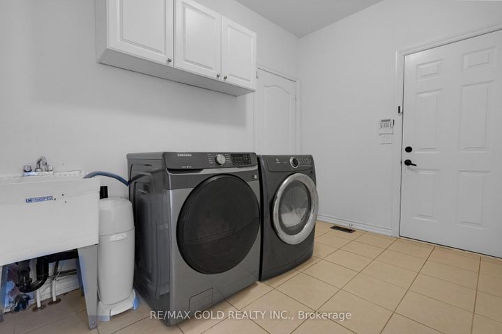 Photo 12 at 39 Darren Road, Vales of Castlemore North, Brampton