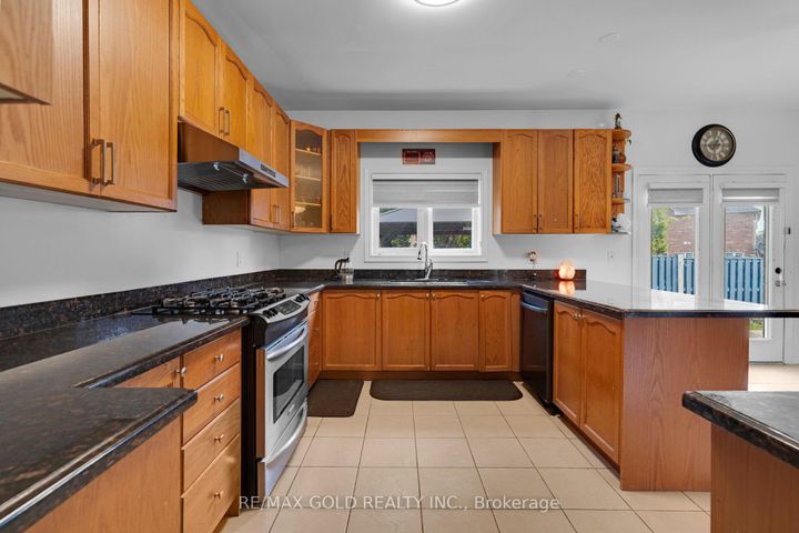 Photo 15 at 39 Darren Road, Vales of Castlemore North, Brampton