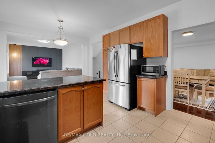 Photo 16 at 39 Darren Road, Vales of Castlemore North, Brampton
