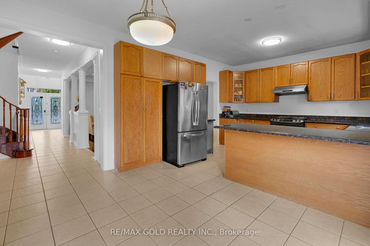 Photo 17 at 39 Darren Road, Vales of Castlemore North, Brampton
