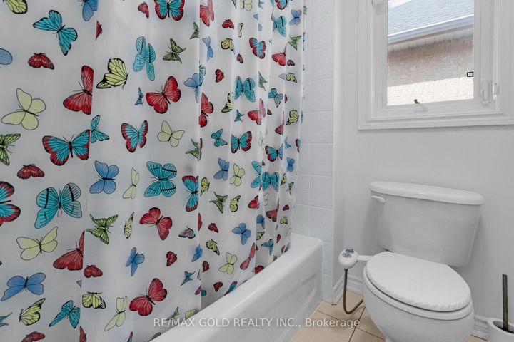 Photo 33 at 39 Darren Road, Vales of Castlemore North, Brampton