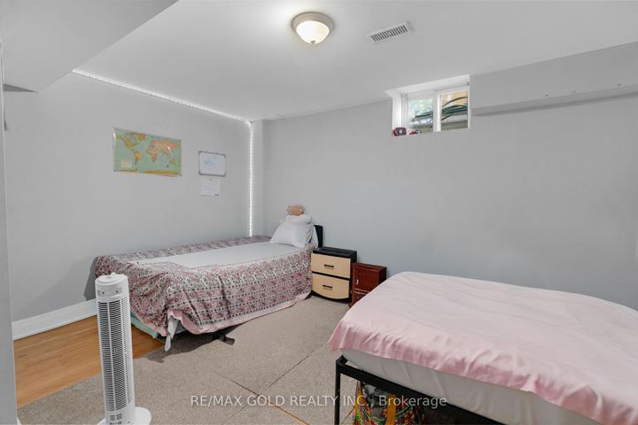 Photo 36 at 39 Darren Road, Vales of Castlemore North, Brampton