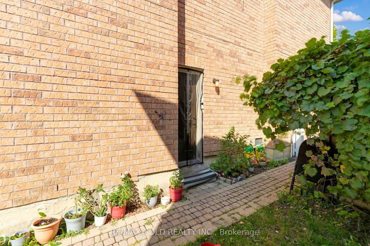 Photo 39 at 39 Darren Road, Vales of Castlemore North, Brampton