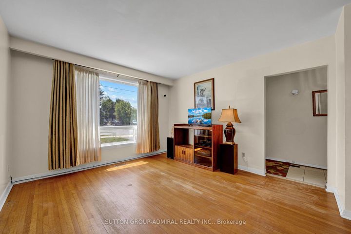 Photo 5 at 38 Frankton Crescent, York University Heights, Toronto