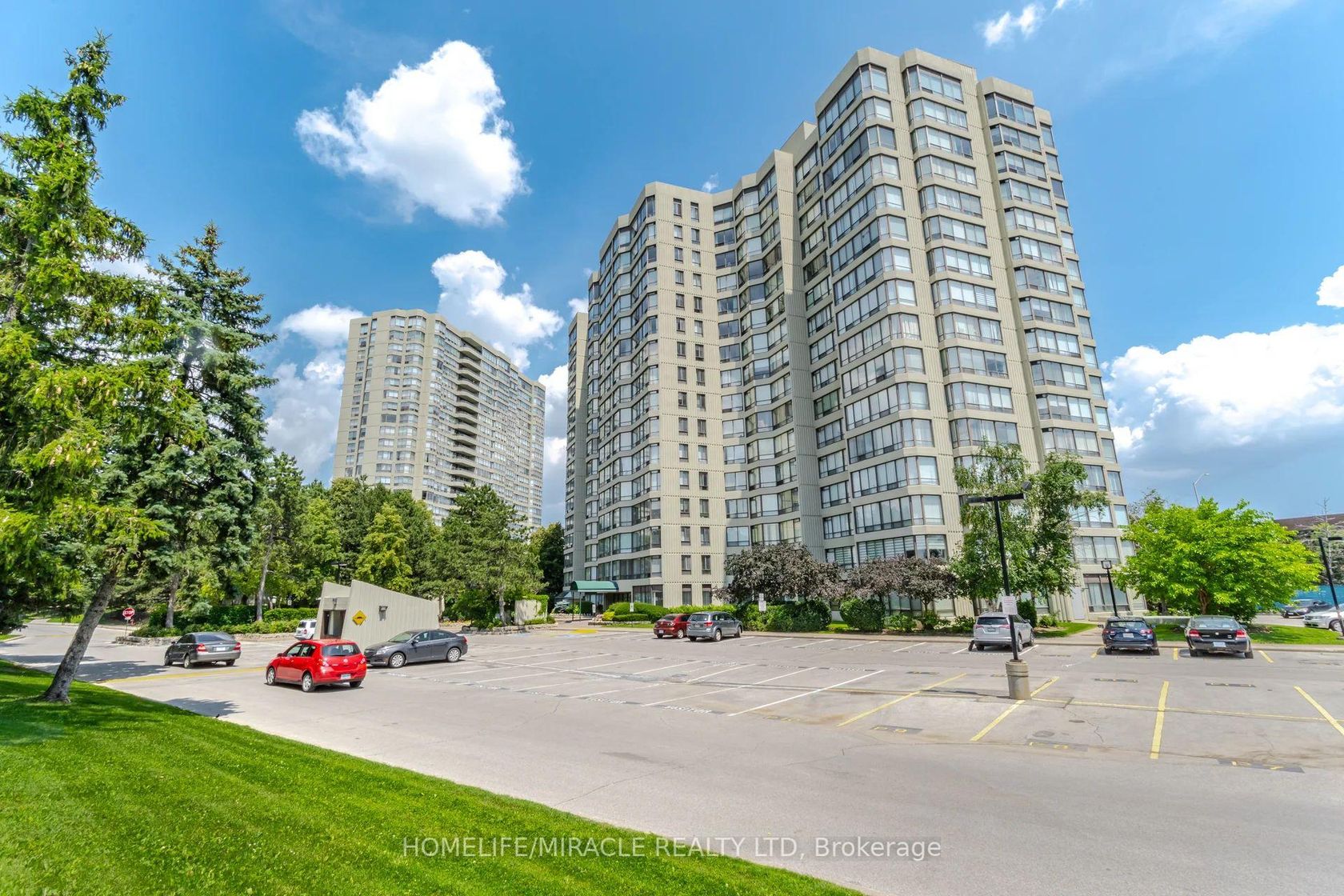1705 - 26 Hanover Road, Queen Street Corridor, Brampton 2