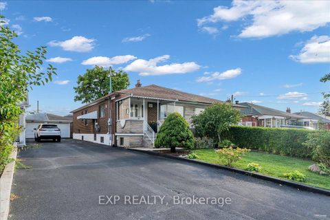 Photo 2 at 21 Kanarick Crescent, Jane Heights, Toronto