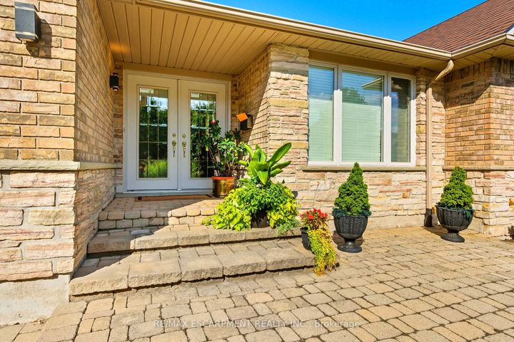 Photo 1 at 1104 Crofton Way, Tyandaga, Burlington