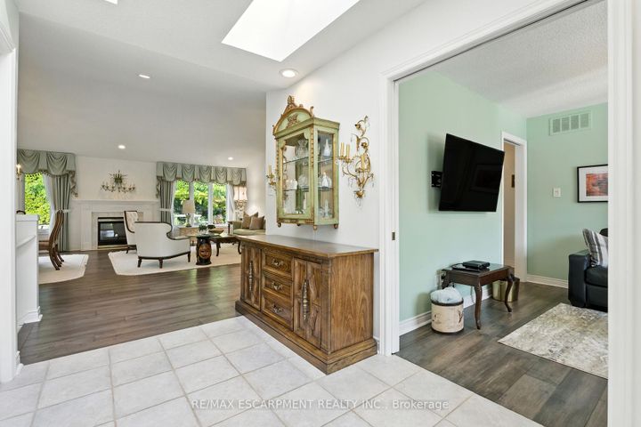 Photo 3 at 1104 Crofton Way, Tyandaga, Burlington
