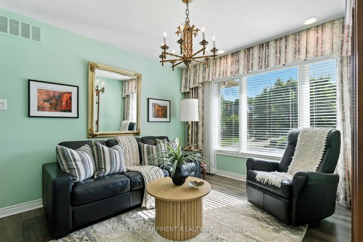 Photo 4 at 1104 Crofton Way, Tyandaga, Burlington