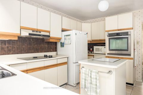 Photo 3 at 42 Lillooet Crescent, North Richvale, Richmond Hill