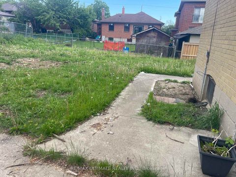 Photo 3 at 11 Flamingo Crescent, Amesbury, Toronto