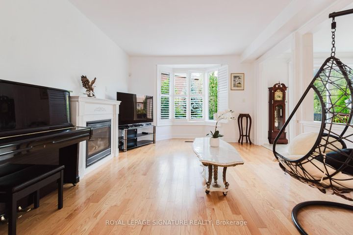 Photo 11 at 49 Carnoustie Crescent, Jefferson, Richmond Hill