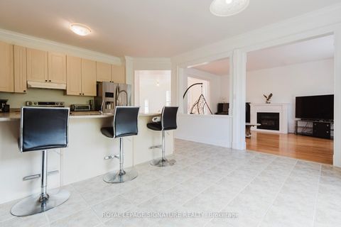 Photo 9 at 49 Carnoustie Crescent, Jefferson, Richmond Hill