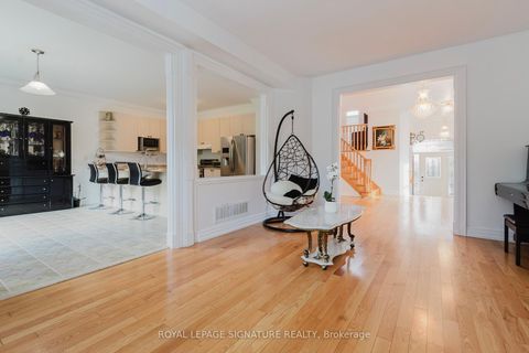 Photo 12 at 49 Carnoustie Crescent, Jefferson, Richmond Hill