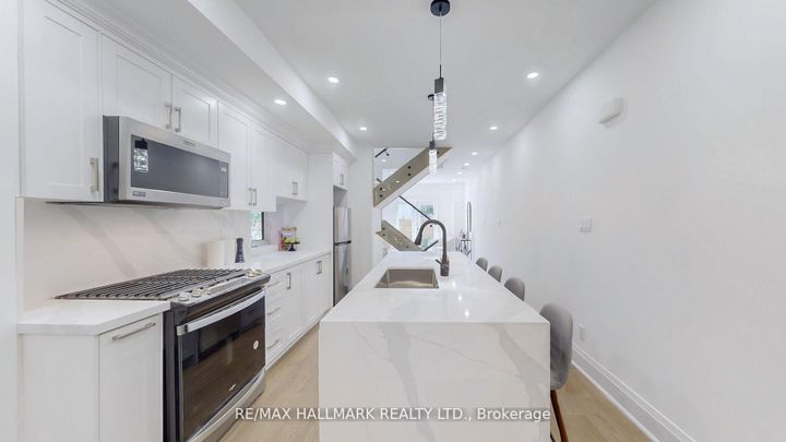 Photo 4 at 755 Manning Avenue, Annex, Toronto
