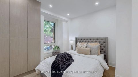 Photo 12 at 755 Manning Avenue, Annex, Toronto