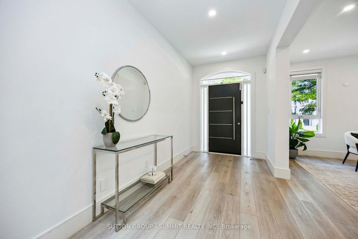 Photo 2 at 127 Munro Boulevard, Windfields, Toronto