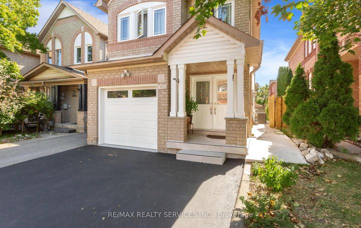 Photo 2 at 3912 Zenith Court, Lisgar, Mississauga
