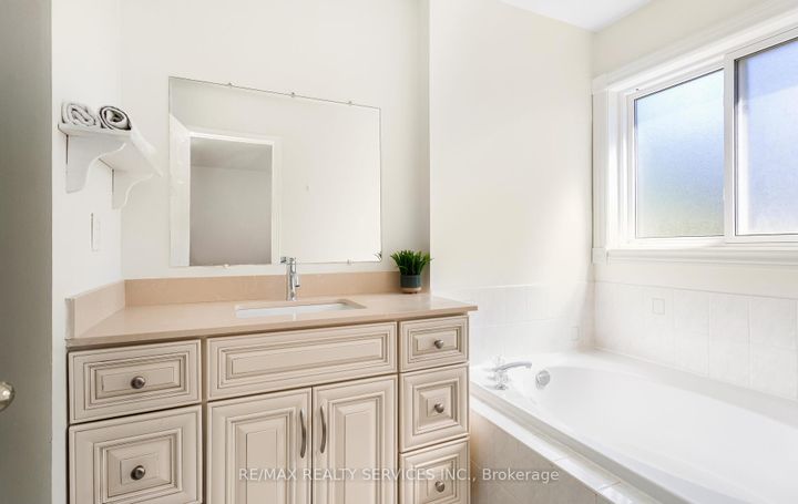 Photo 23 at 3912 Zenith Court, Lisgar, Mississauga